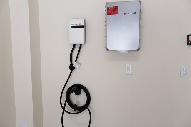 Building Photo - "Chic 1-Bedroom Retreat with Spacious Living in Valencia – 915 Sq Ft of Comfort!"