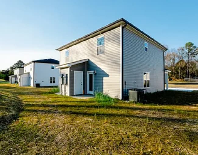 Building Photo - HALF OFF FIRST MONTH RENT ! ! !