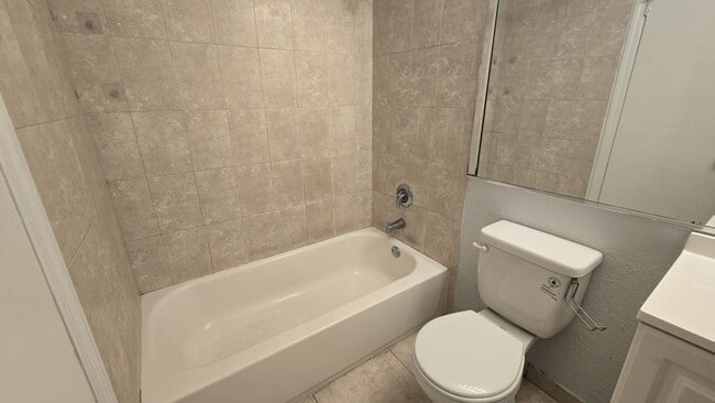 Building Photo - 492 Banyon Tree Cir