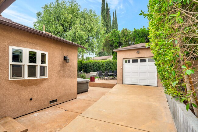 Building Photo - 17946 Valley Vista Blvd