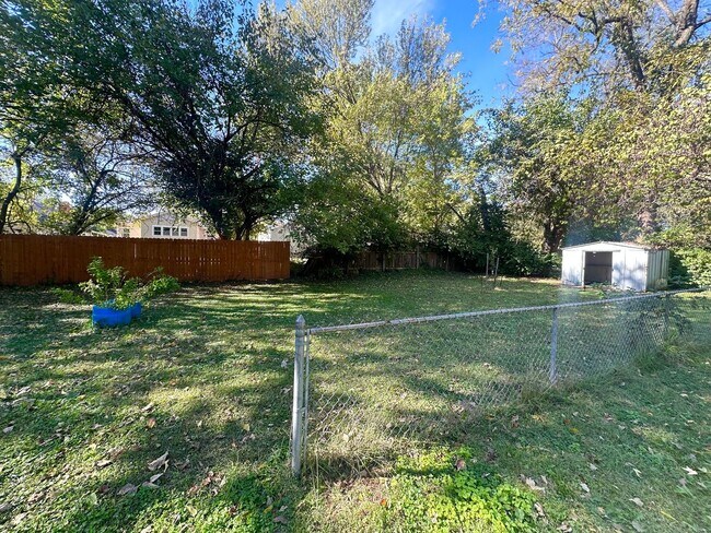 Building Photo - Great Location! 2-Bed, 1-Bath Home with La...