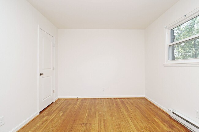 Building Photo - Student & Pet-Friendly Fry's Spring Duplex Near UVA