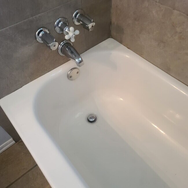 Building Photo - 5-Bedroom Pool Home with 2 Full Baths - Spacious 2373 Sq Ft Home in Englewood's Prime Location!"