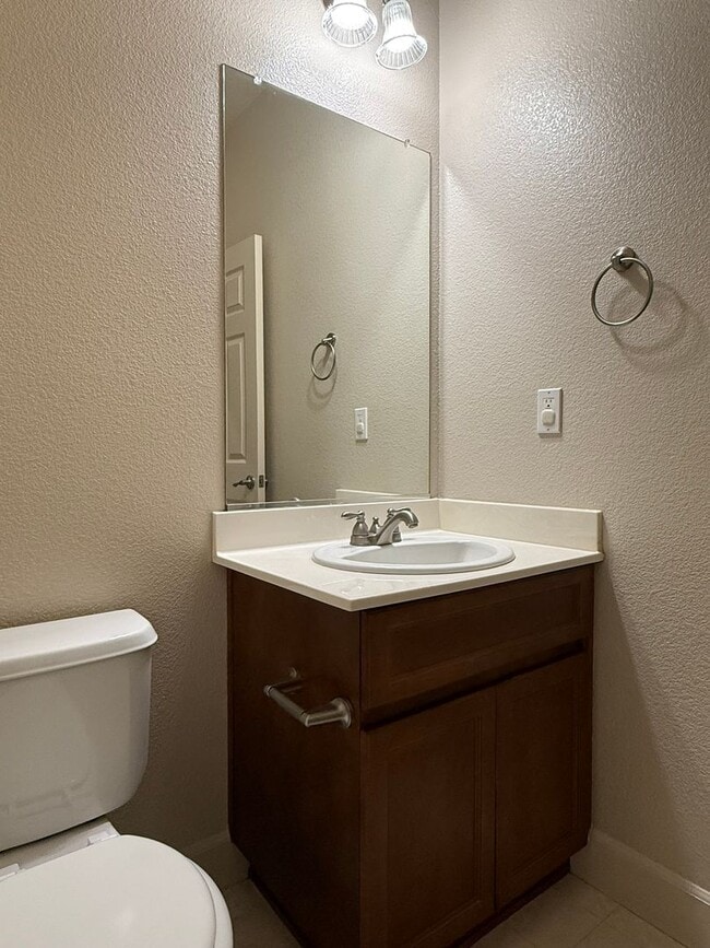 Building Photo - Pleasing 5/2 near college and UC