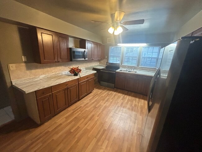 Building Photo - 915 Mapole Ave