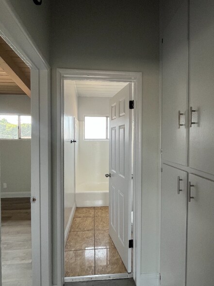 Building Photo - 1246 W 93rd St