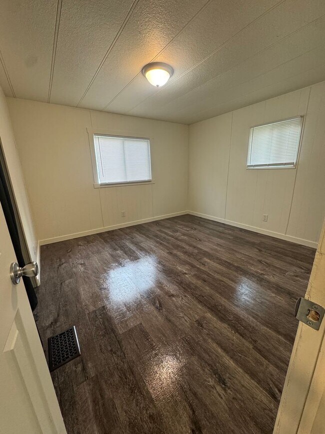 Building Photo - 2 BEDROOM 1 BATH MOBILE HOME FOR RENT