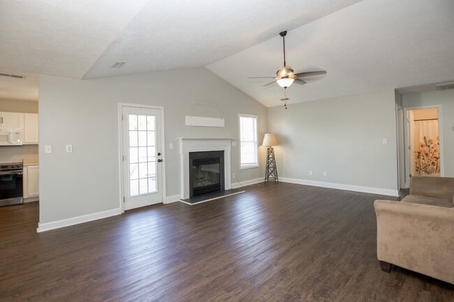 Building Photo - Adorable 3 bedroom 2 bath + Bonus in Raeford