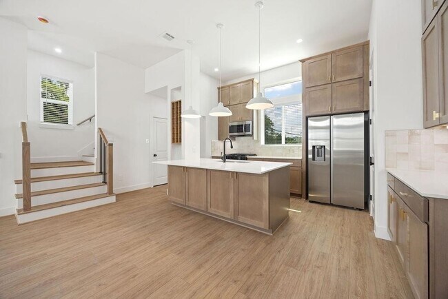 Building Photo - 2121 Hoskins Dr