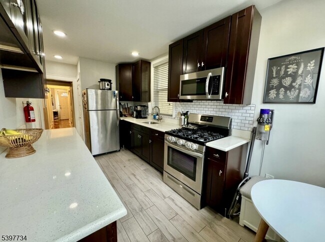 Building Photo - 10 Willowdale Ave