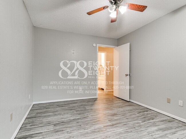 Building Photo - Now Touring & Available for Move in! 3 Bed/1.5 Bath Duplex in West Norman!