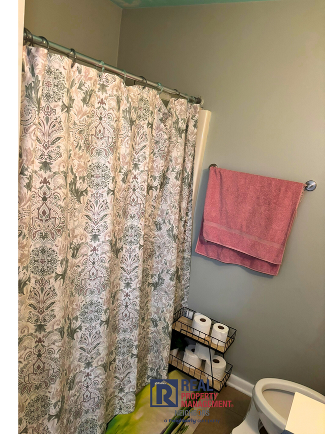 Building Photo - Three Bed, Two Bath Furnished Home Availab...