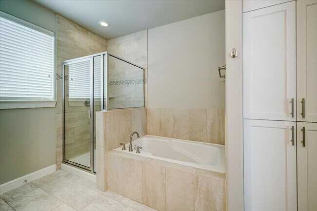 Building Photo - 870 Wakefield Dr