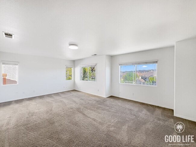 Building Photo - Stylish 4B/3BA Home with Upgraded Kitchen ...