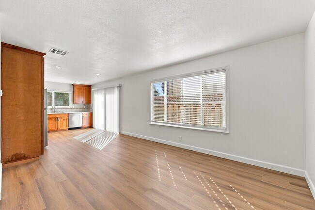 Building Photo - 560 Glenburry Way