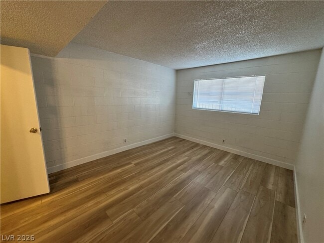 Building Photo - 615 S Royal Crest Cir