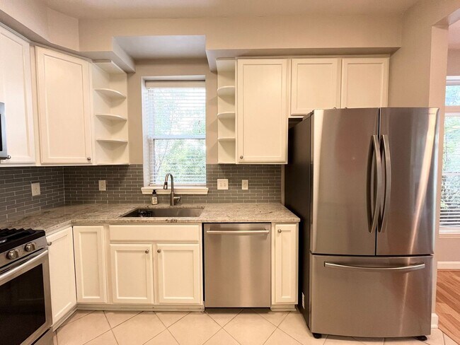 Building Photo - Spacious 2BD, 2BA Condo in a Prime Locatio...