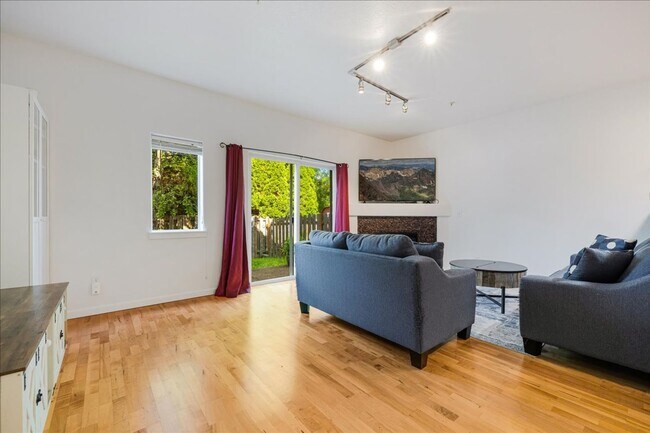 Building Photo - Crisp, Updated Townhome Near Nike & Shopping