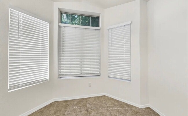 Building Photo - 2324 Plantation Oak Dr