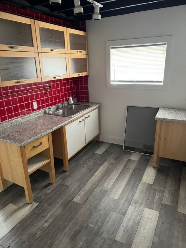 Building Photo - Nice 3-Bedroom Single Family Home Availabl...