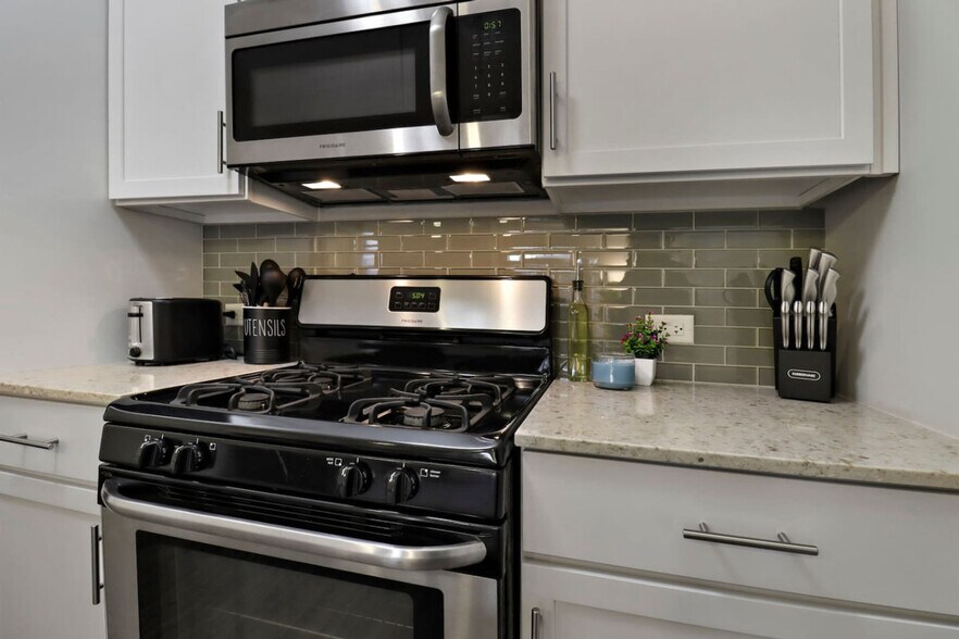 Building Photo - 256 N Addison Ave