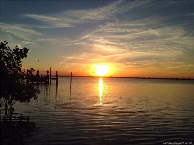 Building Photo - 813 E 13th St