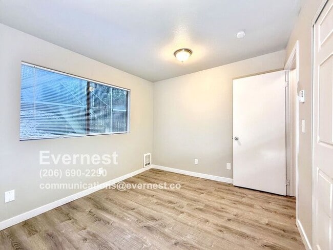 Building Photo - 3-Bedroom, 2-Bath Home in Convenient Locat...