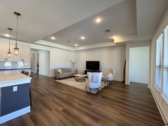 Building Photo - Beautiful 4/3 WITH PRIVATE POOL in Travisso