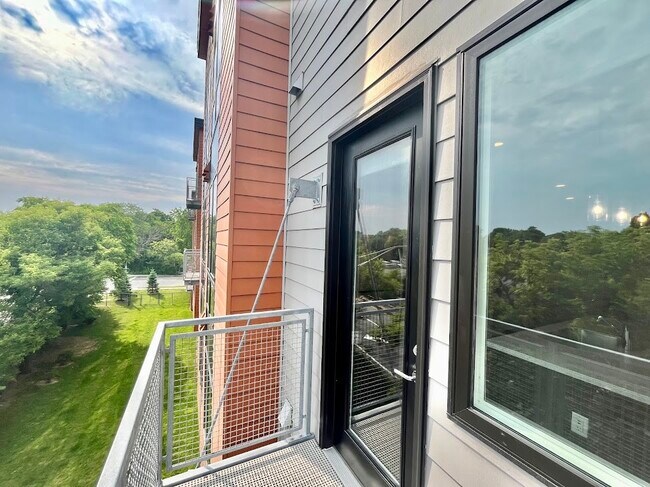 Building Photo - 625 S Goodman St