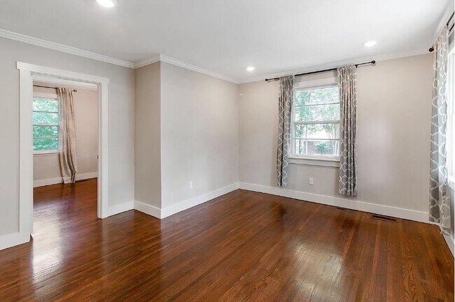Living room - 4821 Humber Dr