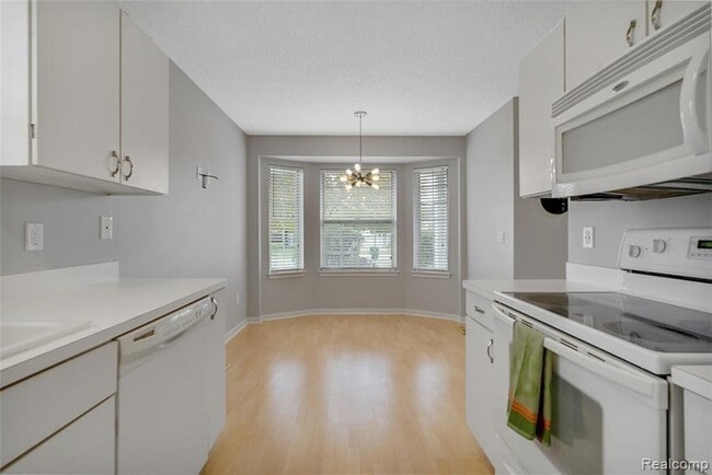 Building Photo - 41306 Cornell Dr