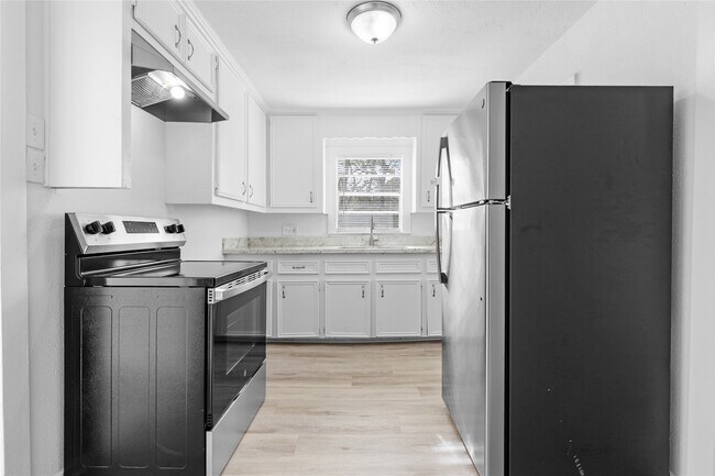 Building Photo - 16643 Lake Cir