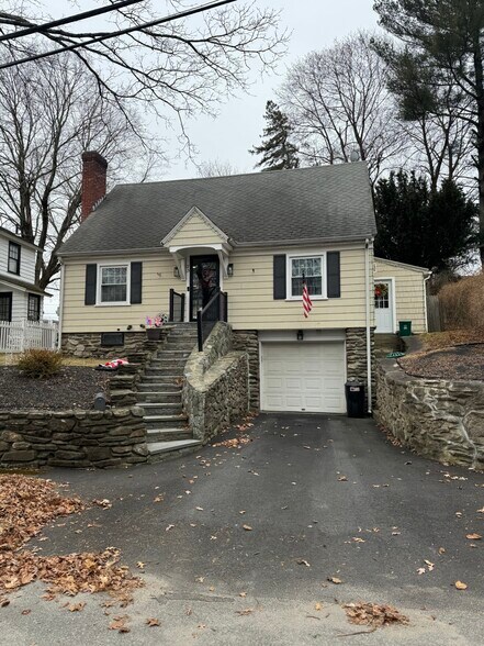 Primary Photo - 23 Tiverton Pky