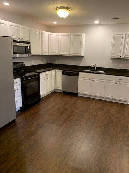 Building Photo - 214 Rystan Plz