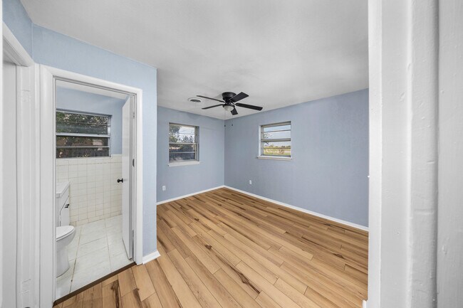 Building Photo - 4659 NW Ozmun Ave