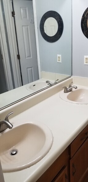 Building Photo - 472 Claircrest Dr