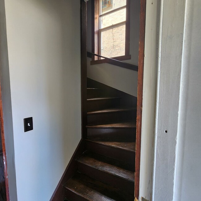 Building Photo - Move In Specials! Spacious 3 Bedroom, 2 Fu...