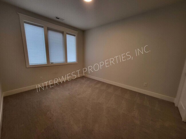 Building Photo - 4 bd 3.5ba dream home in the heart of the Woodlawn District w/Washer/Dryer, Garage & Gas Fireplace!