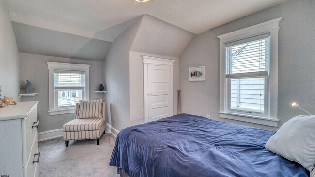 Building Photo - 120 N Newport Ave