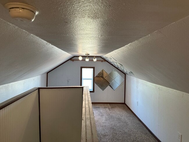 Building Photo - 2 Bed 1 Bath Home