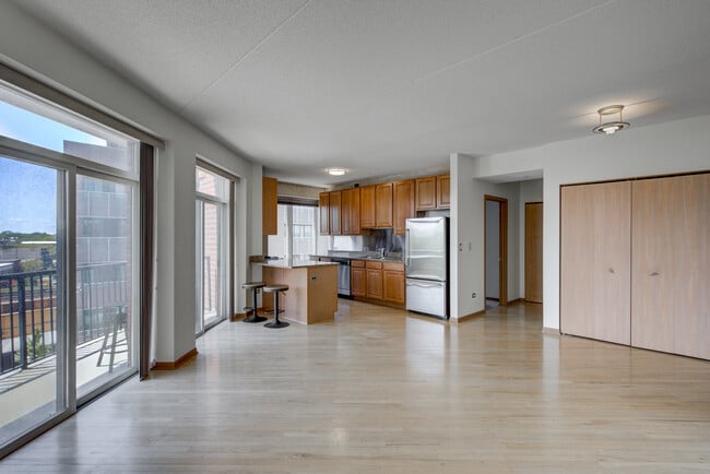 Building Photo - 515 Main St