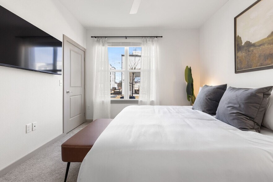 Building Photo - 1301 Leah Ave