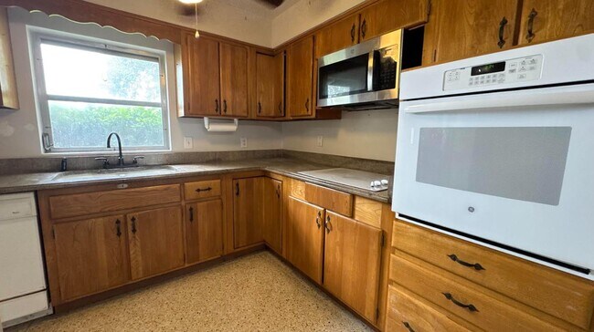 Building Photo - 1100 Mt Pisgah Rd