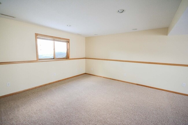 Building Photo - Move-In Ready4 BR with Large Yard!