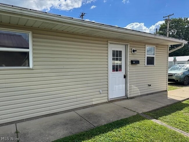Building Photo - 120 8th Dr NE
