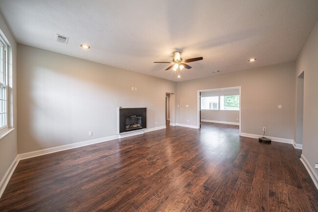 Building Photo - 4 bedroom/3 bath, 3711 sqft in Midtown!