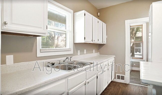 Building Photo - 2923 N Girard Ave