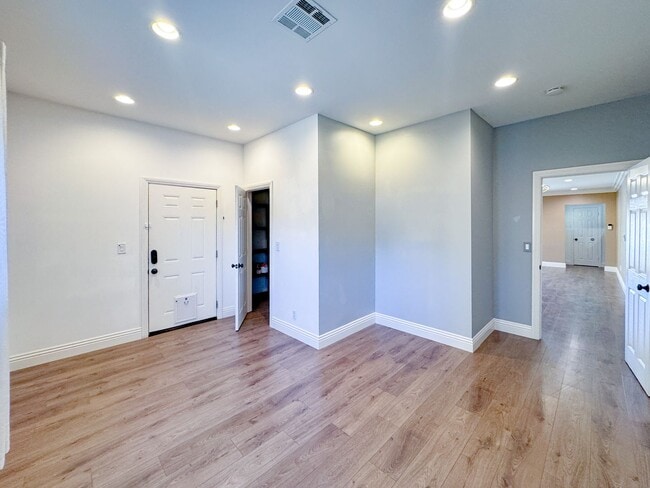 Building Photo - Gorgeous 3 Bedroom 2 Bath Updated Front House for Lease Near SoFi! (Building of ADU in the back)