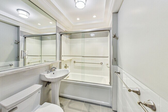 Building Photo - Elegant 2 Bedroom/ 2 Bath Unit in Westchester Cooperative - All Utilities Included!