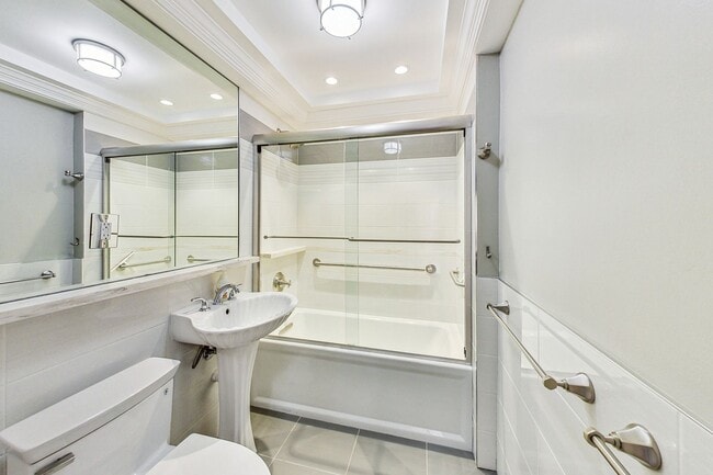 Building Photo - Elegant 2 Bedroom/ 2 Bath Unit in Westchester Cooperative!